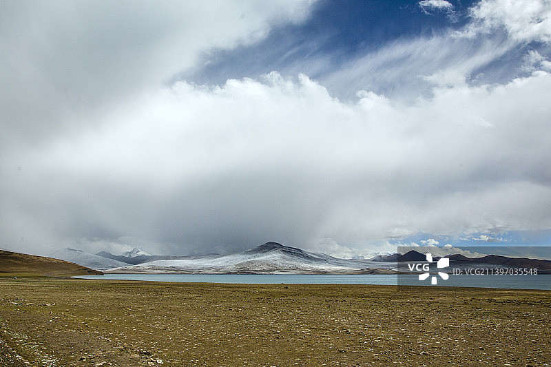 风起云涌普莫雍措圣湖库拉冈日神山图片素材