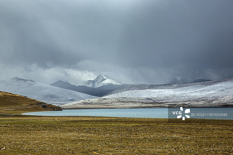 风起云涌普莫雍措圣湖库拉冈日神山图片素材
