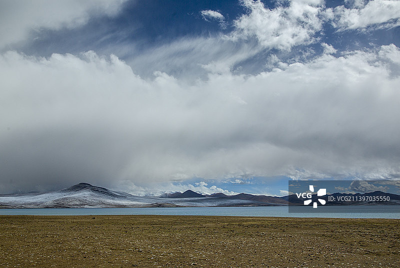 风起云涌普莫雍措圣湖库拉冈日神山图片素材
