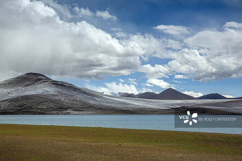 风起云涌普莫雍措圣湖库拉冈日神山图片素材