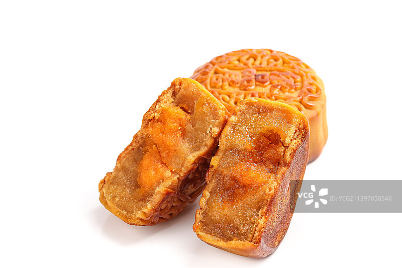 白底上切开的蛋黄月饼图片素材