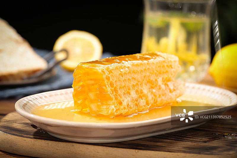 盘子里装着蜂巢蜜图片素材