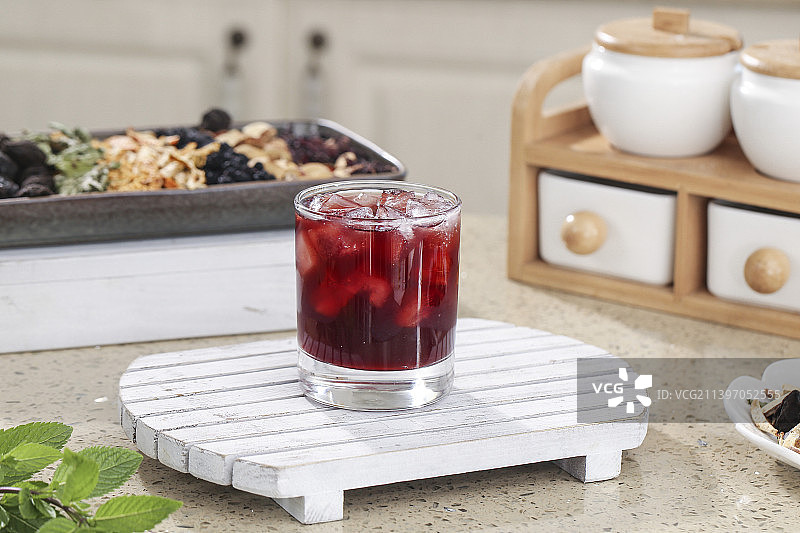 浅底上放着一杯酸梅汤图片素材