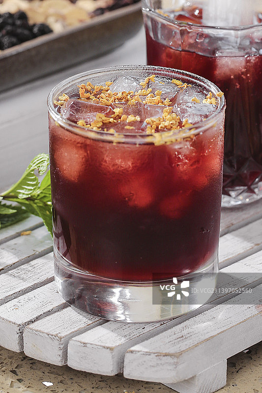 浅底上放着一杯酸梅汤图片素材