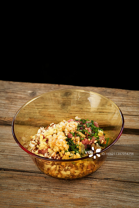 木板上放着一碗饺子馅图片素材