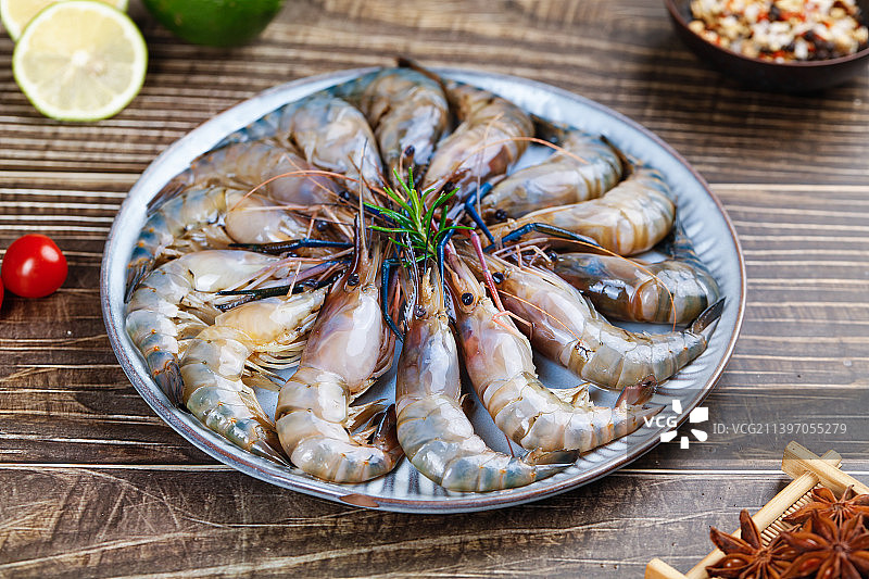 木底上放着一盘罗氏虾图片素材