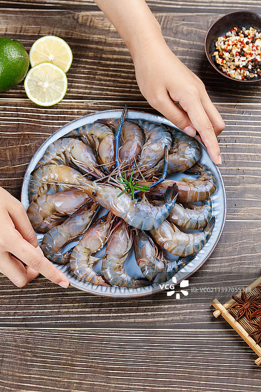 手上端着一盘罗氏虾图片素材