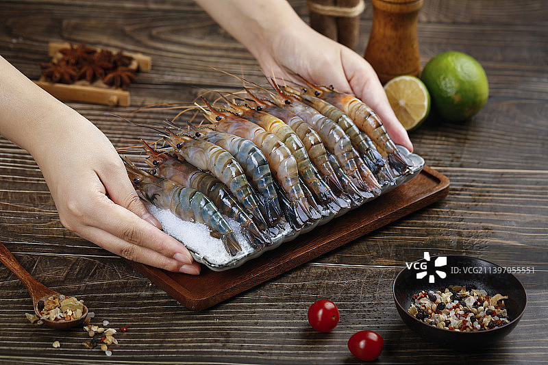 手上端着一盘罗氏虾图片素材