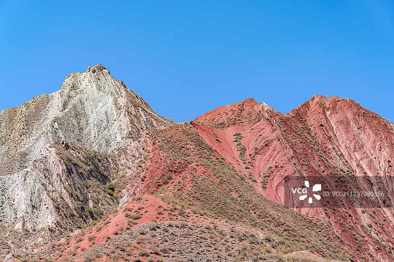 新疆S101省道公路旁的丹霞地貌自然风光图片素材