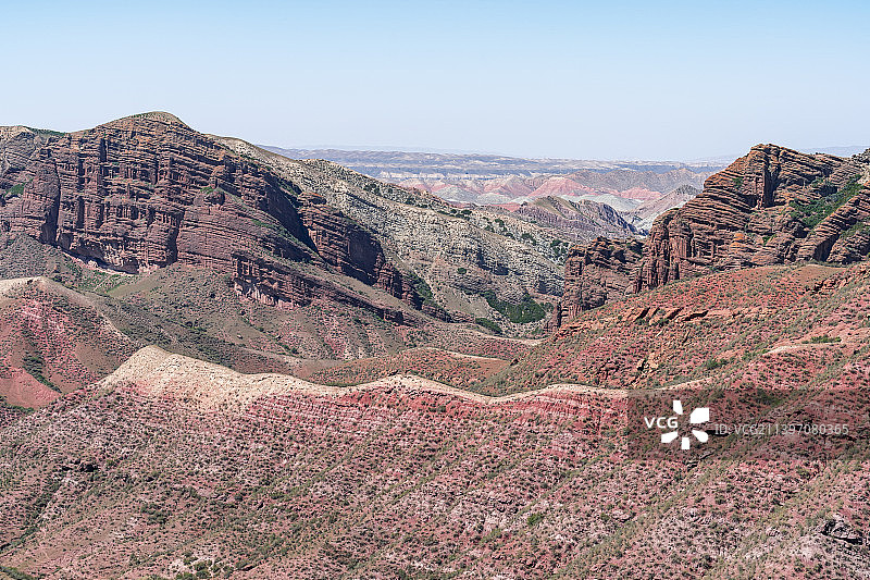 新疆S101省道公路旁的丹霞地貌自然风光图片素材