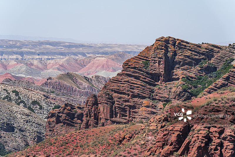 新疆S101省道公路旁的丹霞地貌自然风光图片素材