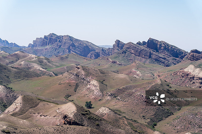 新疆S101省道公路旁的丹霞地貌自然风光图片素材