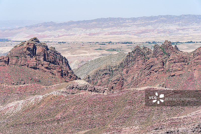 新疆S101省道公路旁的丹霞地貌自然风光图片素材
