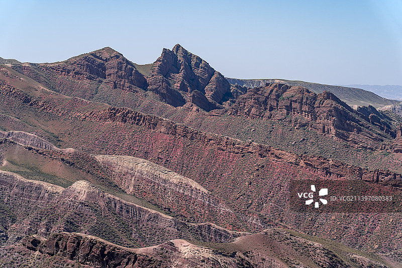 新疆S101省道公路旁的丹霞地貌自然风光图片素材