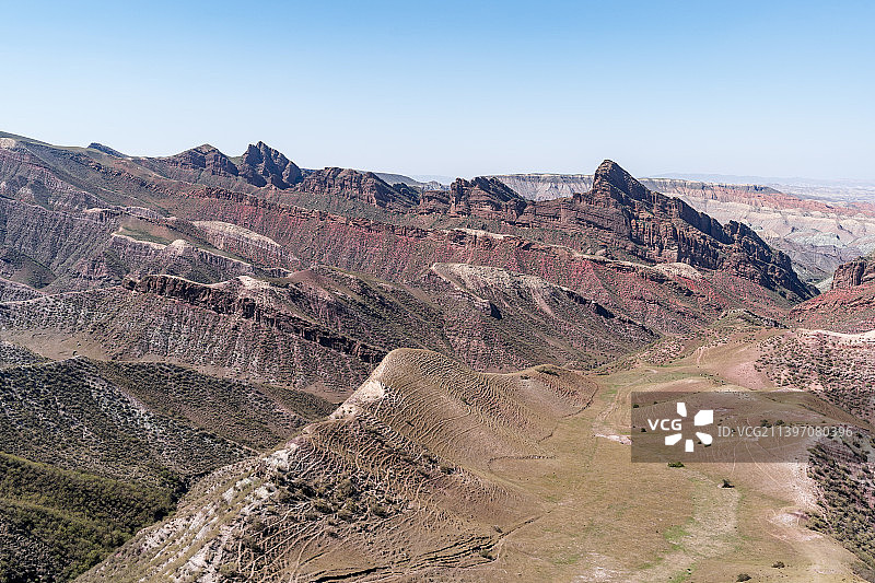 新疆S101省道公路旁的丹霞地貌自然风光图片素材