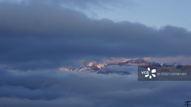 云雾后的梅里雪山图片素材
