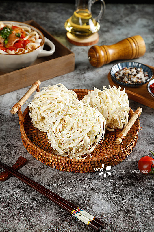 深底上放着一篮拉面面饼图片素材