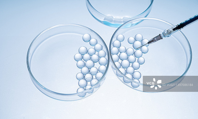 白色背景下容器中注射器的高角度视图图片素材