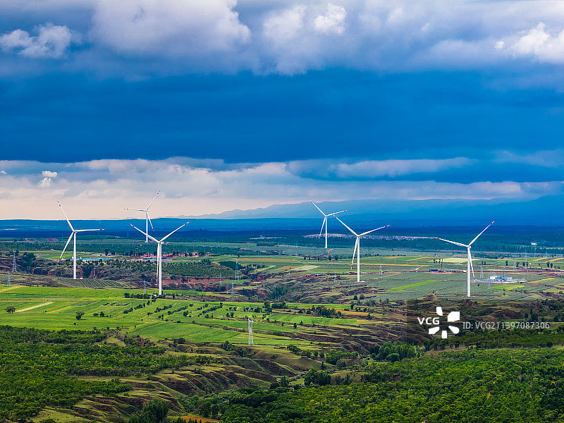 夏季白天山西省大同市周边风力发电航拍视角图片素材
