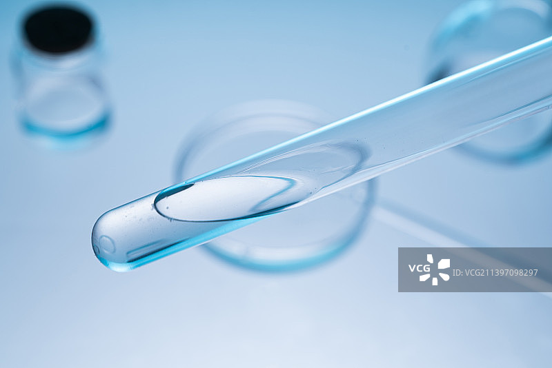 实验室里的玻璃试管中摇晃化学液体图片素材