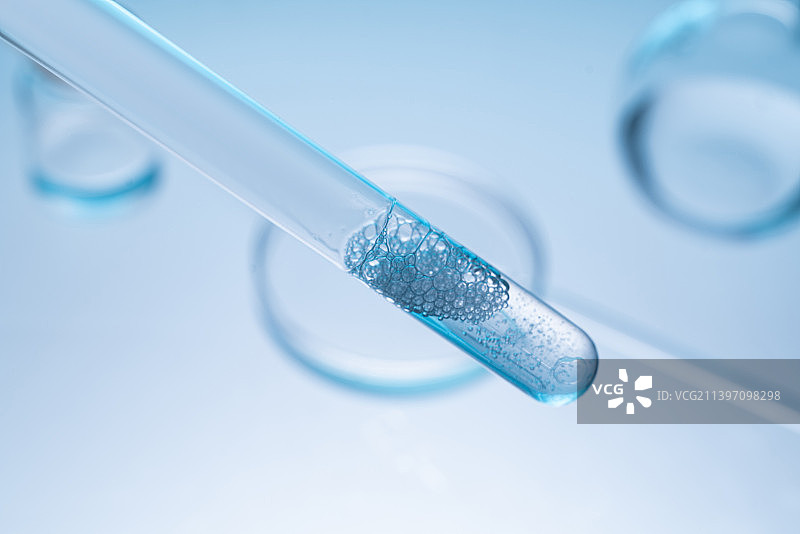 实验室里的玻璃试管中摇晃化学液体图片素材