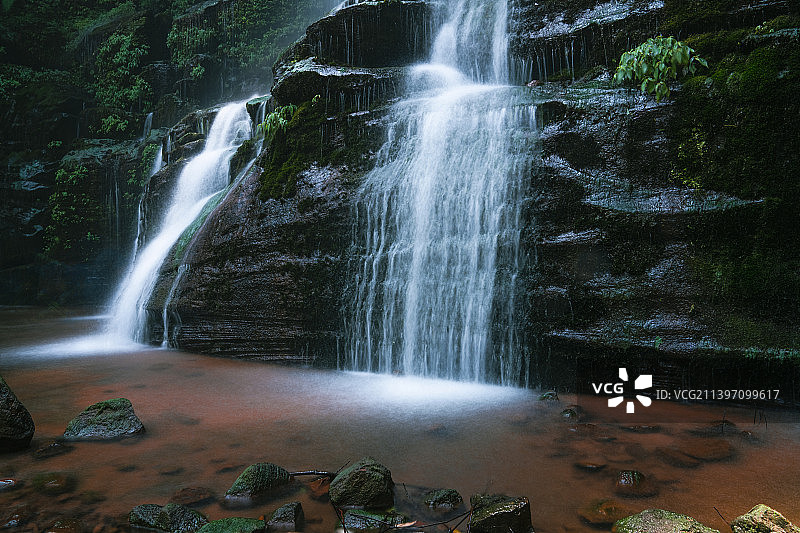 森林瀑布图片素材