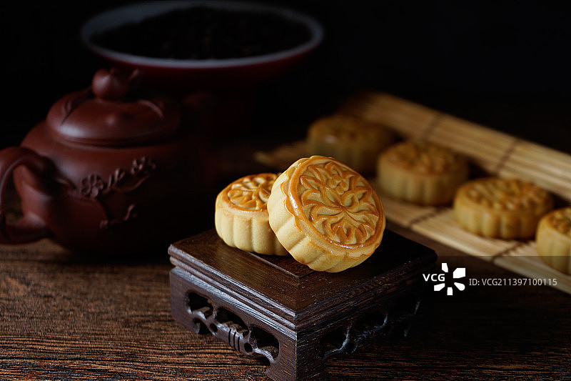 八月十五中秋节，传统美食月饼。图片素材