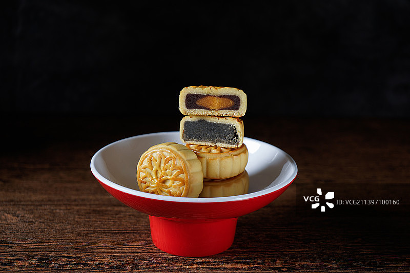 八月十五中秋节，传统美食月饼。图片素材