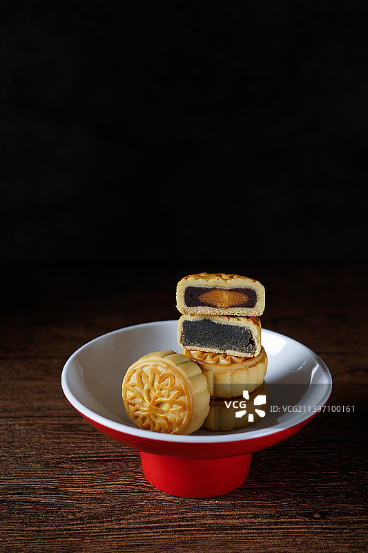 八月十五中秋节，传统美食月饼。图片素材