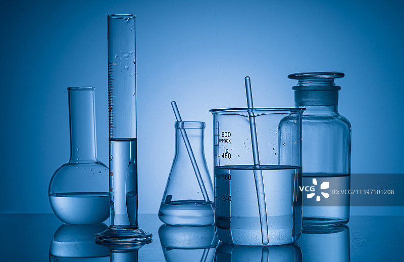 实验室中装有化学液体的玻璃容器图片素材
