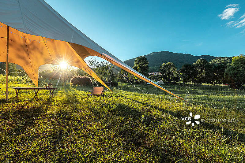 郊外的草地和露营的帐篷图片素材