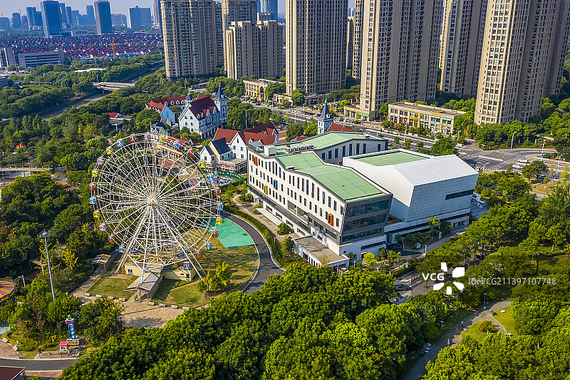 航拍海宁市青少年宫和摩天轮图片素材