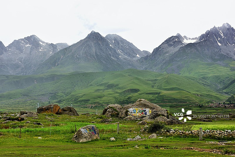 四川甘孜G317国道上的风景图片素材