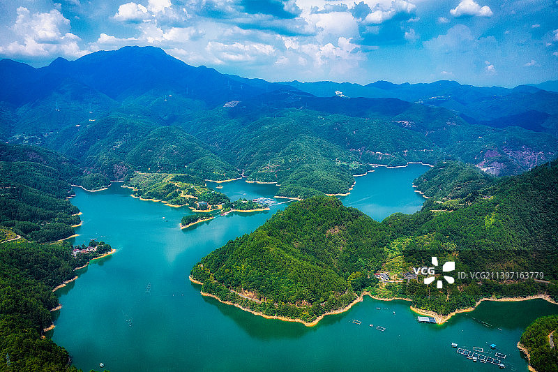 2022云和仙宫湖高清蓝天白云航拍图片素材