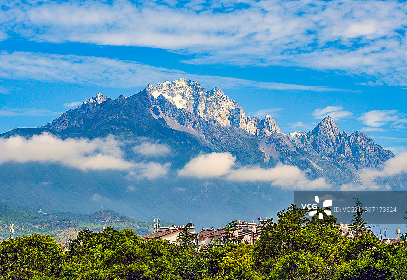 云中玉龙雪山图片素材