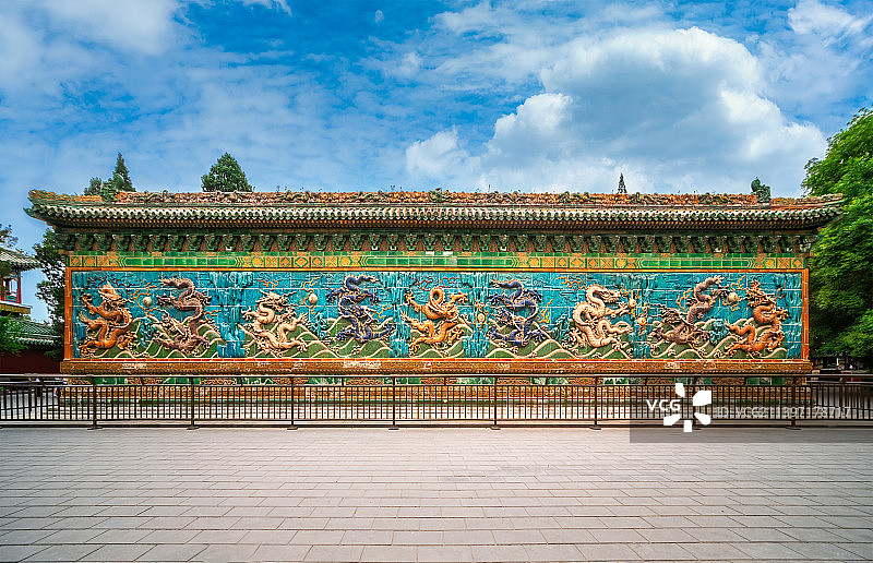 蓝天白云下无人的中国北京北海公园九龙壁图片素材