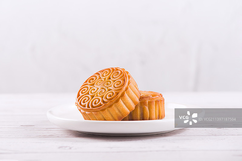 白色桌子上的中秋节月饼图片素材