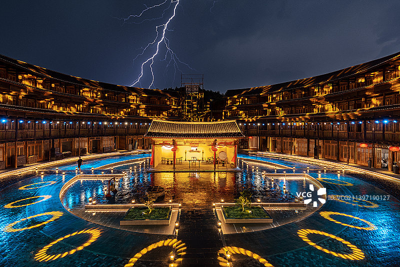 中国福建龙岩永定土楼灯光秀图片素材