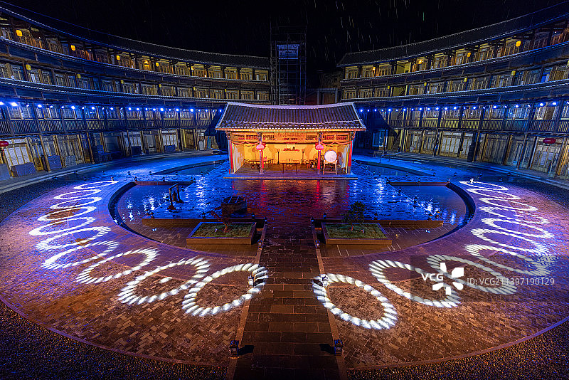 中国福建龙岩永定土楼灯光秀图片素材