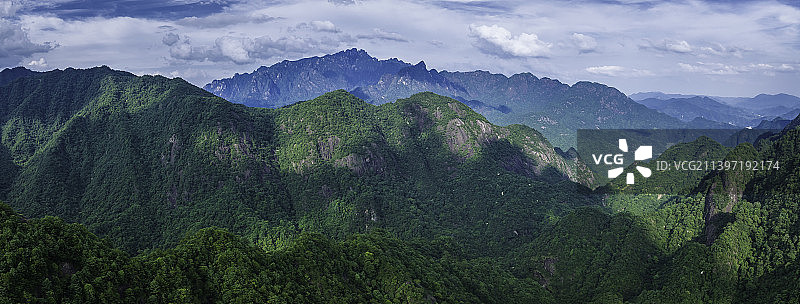望三清山全貌（接片），从怀玉山方向眺望三清山，感觉整体都是花岗岩，最高峰为玉京峰图片素材