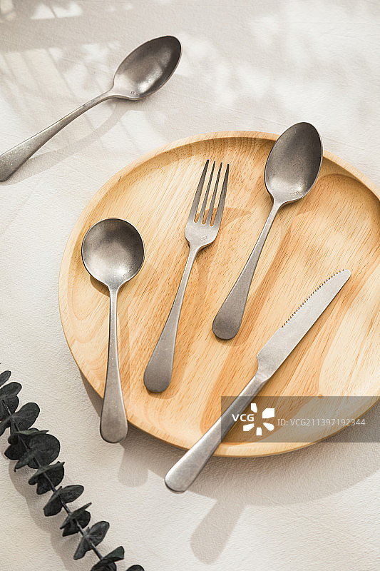 桌子上的复古不锈钢的刀叉勺餐刀餐叉勺子餐具图片素材