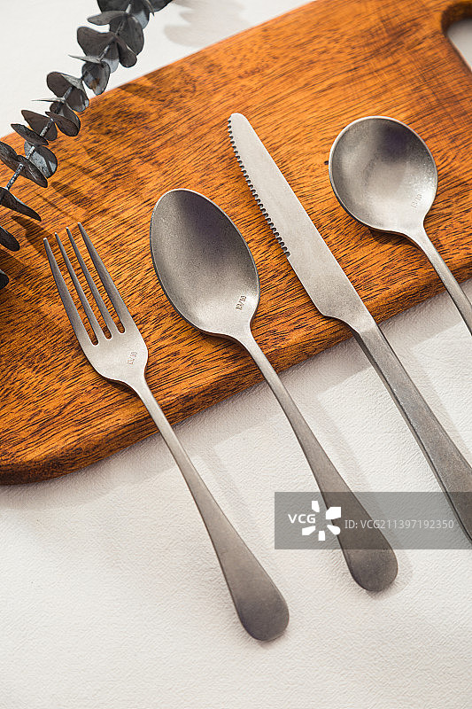 桌子上的复古不锈钢的刀叉勺餐刀餐叉勺子餐具图片素材