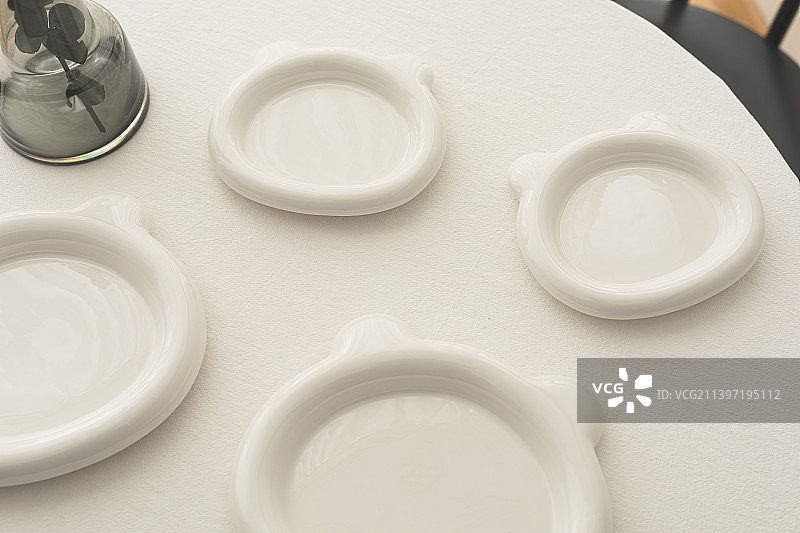 桌子上的复古白色点心盘西餐盘盘子图片素材