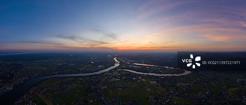 日出下河流蜿蜒曲折图片素材