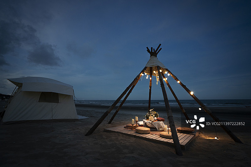 海边沙滩上的露天聚会浪漫场景图片素材