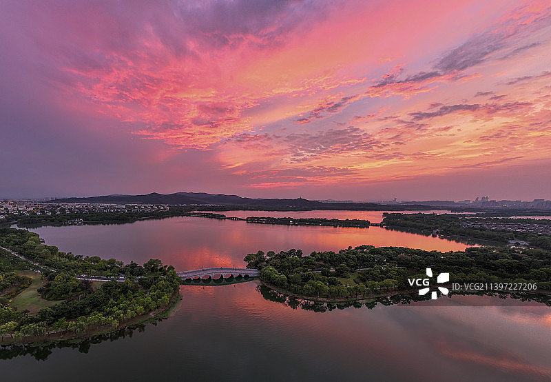 火烧云下的石湖图片素材
