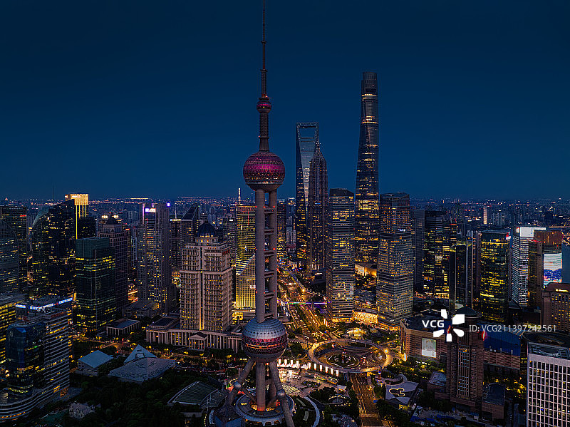 上海浦东新区陆家嘴城市风光夜景天际线航拍视角图片素材