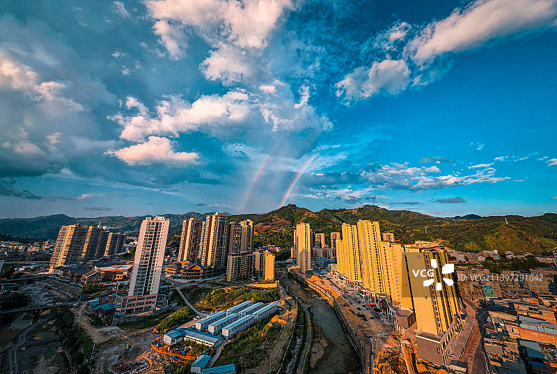 贵州省黔西南州望谟县，城市上空出现“双彩虹”图片素材