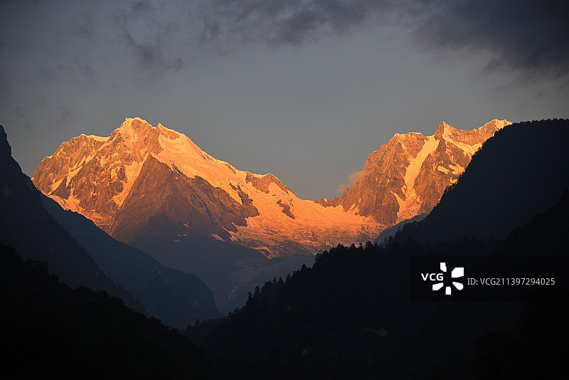 贡嘎卫峰之金银山和三连峰日照金山图片素材
