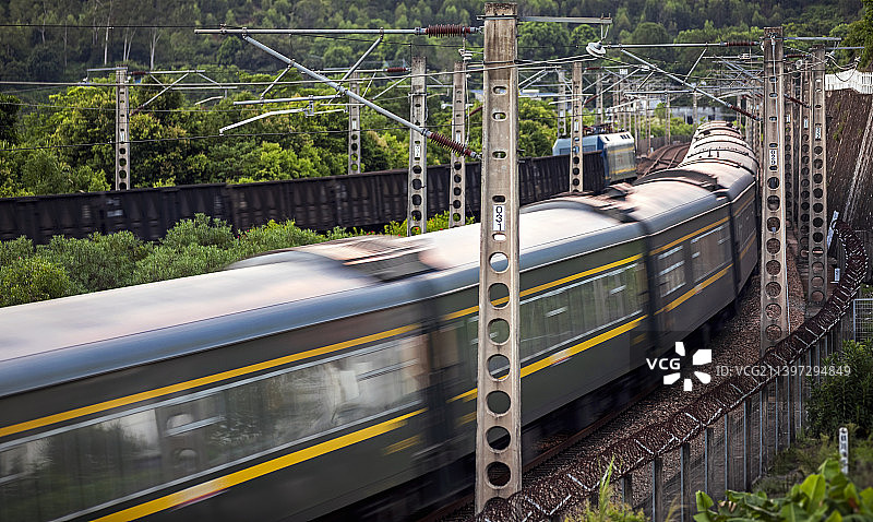 铁路轨上南下北上的火车图片素材